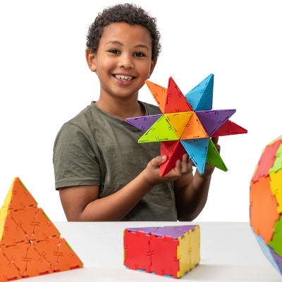 Menino com brinquedo de construção geométrica colorido