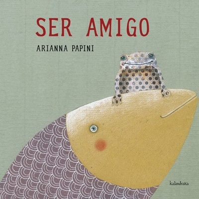 Capa de livro infantil com peixe amarelo e sapo cinzento e texto 'SER AMIGO'.