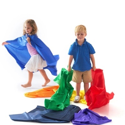 Crianças brincando com tecidos coloridos variados