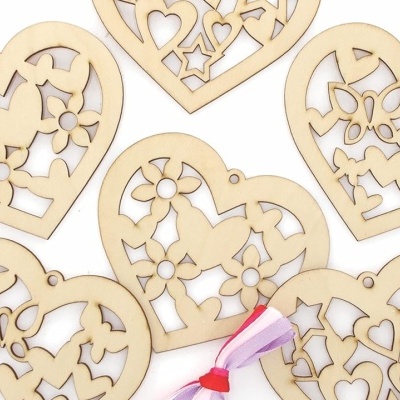 Ornamentos de madeira em forma de coração com corte rendilhado e fitas coloridas