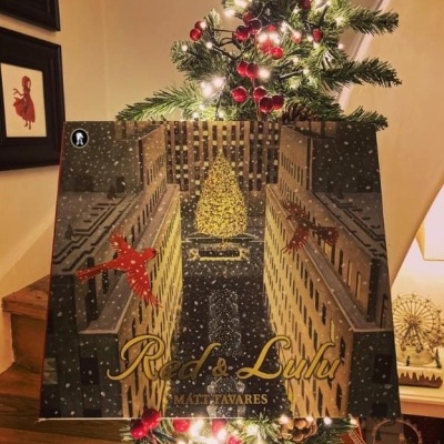 Capa de álbum vinil de Natal com ilustração de cidade e árvore de Natal iluminada