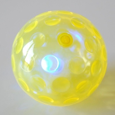 Bola redonda amarela transparente com depressões circulares