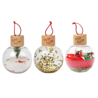 Três bolas de Natal decorativas em vidro com tampas de cortiça
