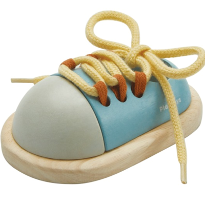 Sapato de madeira para crianças com atacadores amarelos e castanhos