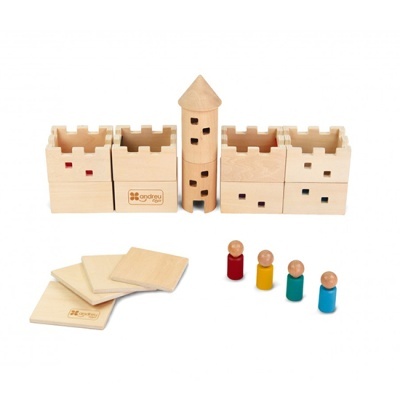 Brinquedo de construção em madeira com torres e figuras coloridas em fundo branco