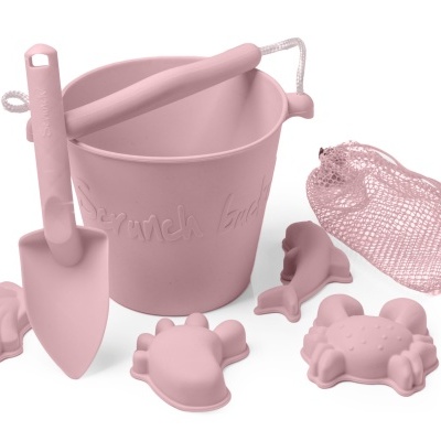 Conjunto de brinquedos de praia em plástico cor-de-rosa com balde, pá, ancinho e moldes diversos