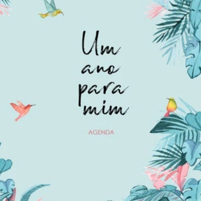 Capa de agenda azul com folhas e pássaros ilustrados e texto em preto e rosa