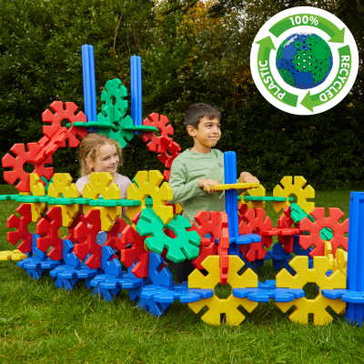 Jogo de construção infantil colorido em parque com selo de plástico 100% reciclado
