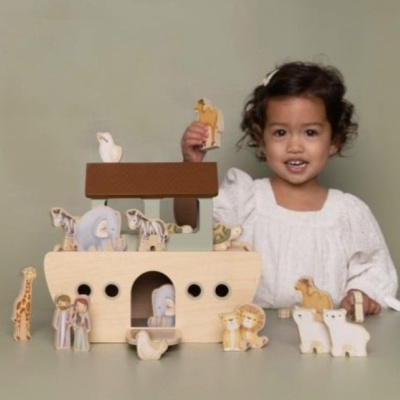 Arca de Noé de madeira com figuras de animais e pessoas e criança a brincar