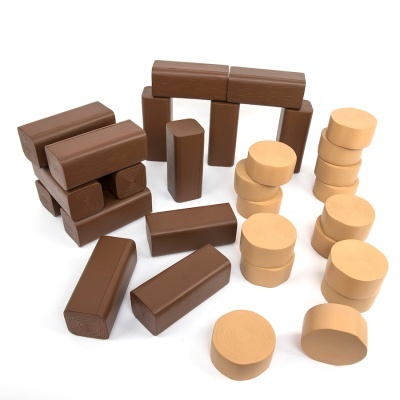 Blocos de madeira castanho escuro e claro em várias formas sob fundo branco