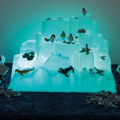 Luminária icebergue com figuras de pinguins e focas em plástico