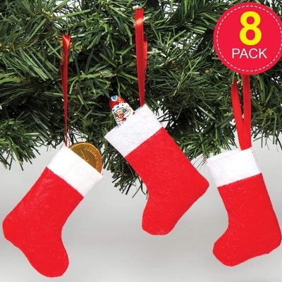 Três pequenas meias de Natal vermelhas e brancas penduradas numa árvore com texto 8 PACK