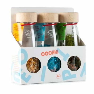 Conjunto de três frascos de vidro com tampas de madeira em caixa branca decorada