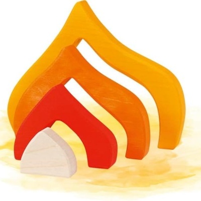 Peças de madeira coloridas em forma de chamas ou arcos, organizadas em tamanho decrescente