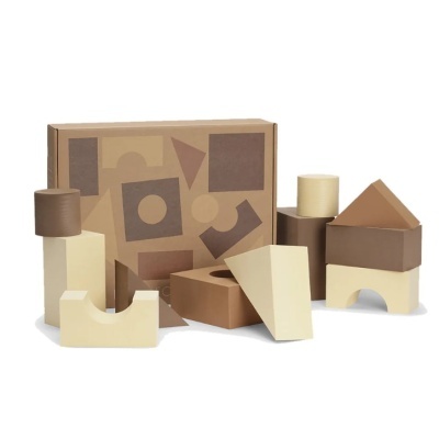blocos de construção em madeira castanho e bege com caixa decorativa