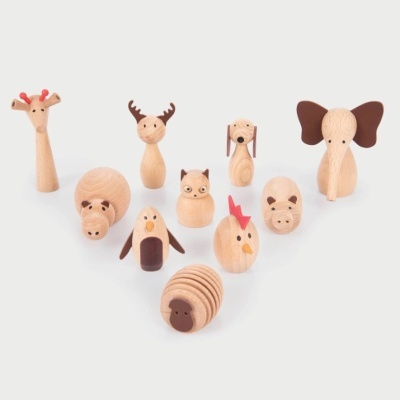 Conjunto de figuras de animais em madeira clara com detalhes castanhos e vermelhos
