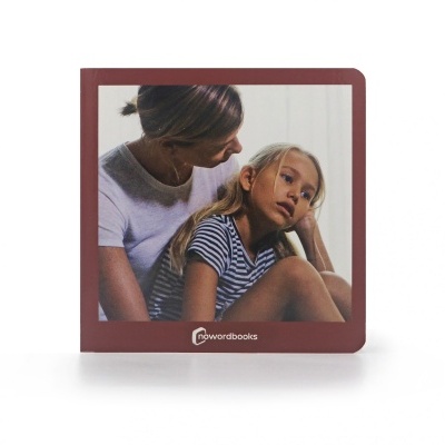 Livro infantil de capa dura com moldura vermelha e imagem de mãe e filha