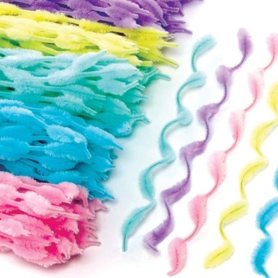 Tubos chenille coloridos felpudos em diferentes cores e formatos espirais