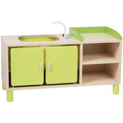 Móvel infantil de cozinha em madeira clara e verde com pia, torneira e prateleiras abertas