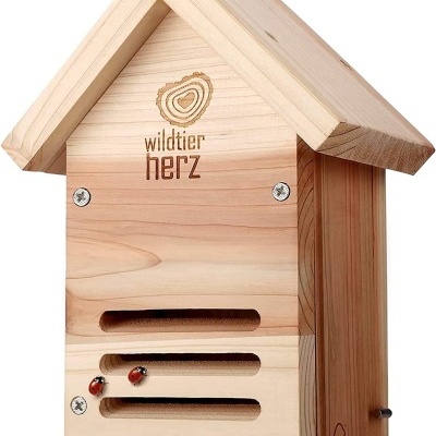 Casa para insetos de madeira clara com telhado inclinado e inscrições wildtier herz
