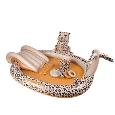 Piscina insuflável infantil com padrão de onça-pintada e acessórios inspirações animais.