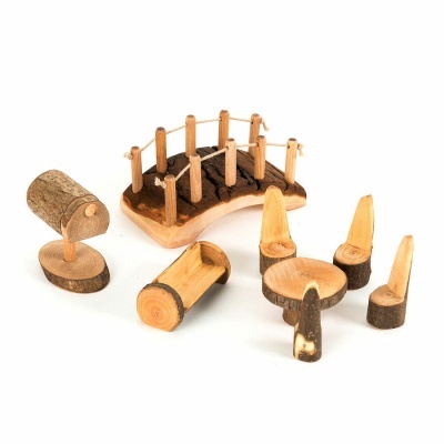 Miniaturas de mobiliário em madeira natural com textura e casca