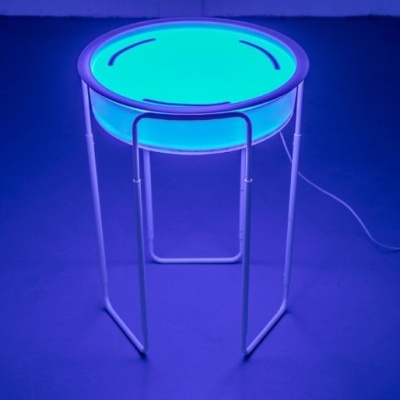 Mesa circular iluminada azul com estrutura metálica branca
