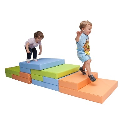 Crianças brincando em escadas de espuma coloridas em fundo branco