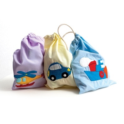 Três sacos de pano coloridos para crianças com desenhos de veículos