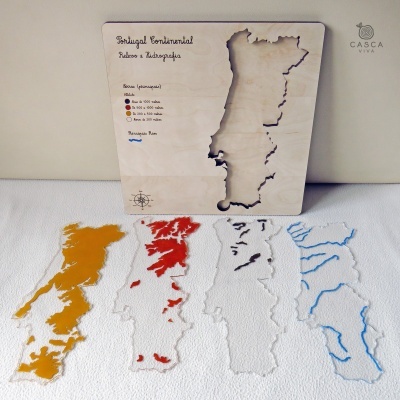 Mapa de madeira do Portugal Continental com áreas coloridas representando polígonos e hidrográfica