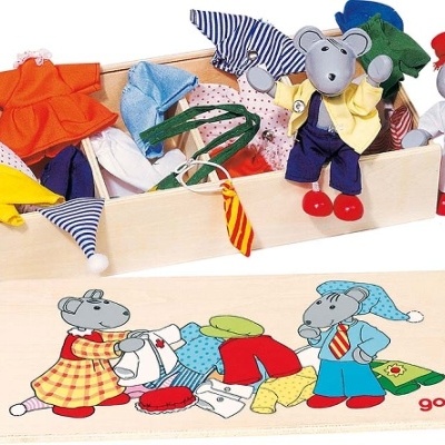 Caixa de madeira com figuras de rato e roupas coloridas intercambiáveis e tampa ilustrada