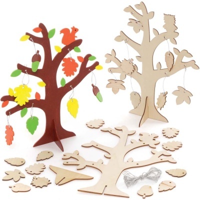 Dois jogos de árvores de madeira para montagem e peças decorativas