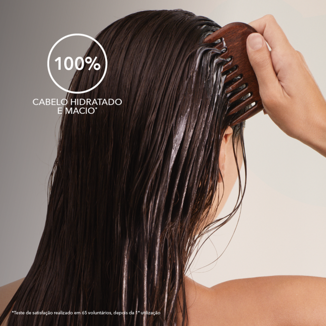 Monoï Máscara Capilar Hidratante 3 em 1 250ml Pessoa a pentear cabelo molhado com pente de madeira largo
