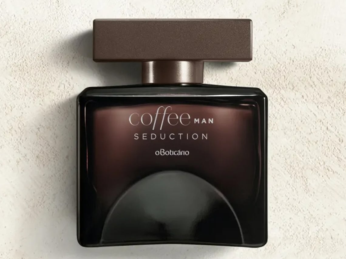 Coffee Man Seduction Eau de Toilette 100ml Frasco de perfume Coffee Man Seduction marrom escuro com tampa retangular em fundo branco
