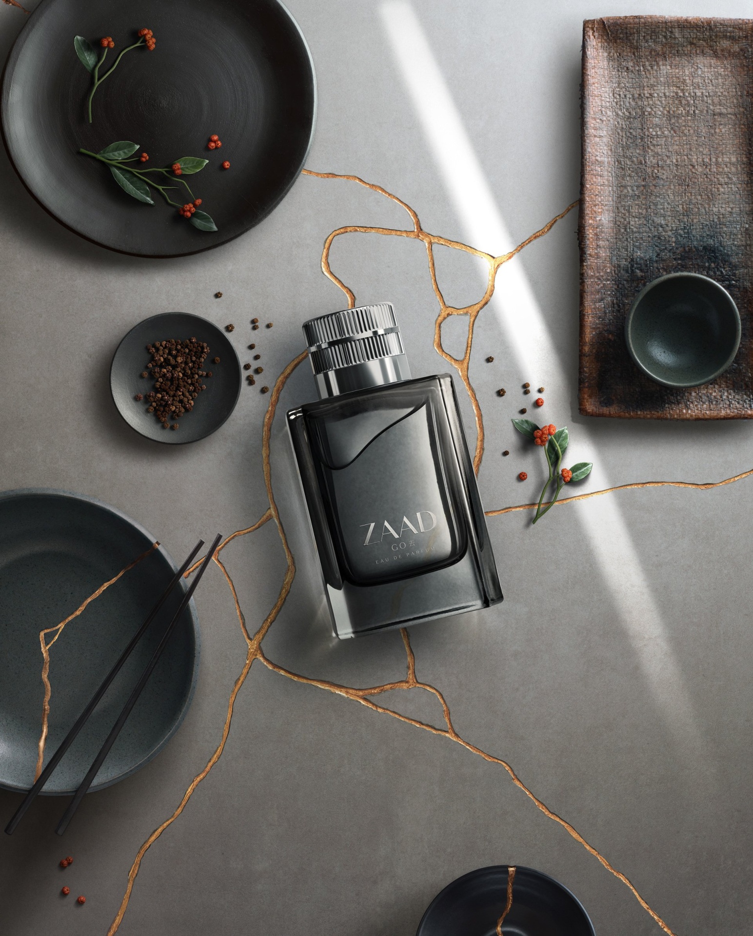 Zaad Go Eau de Parfum 95ml Frasco preto de perfume ZAAD em superfície cinzenta com pratos e bagas