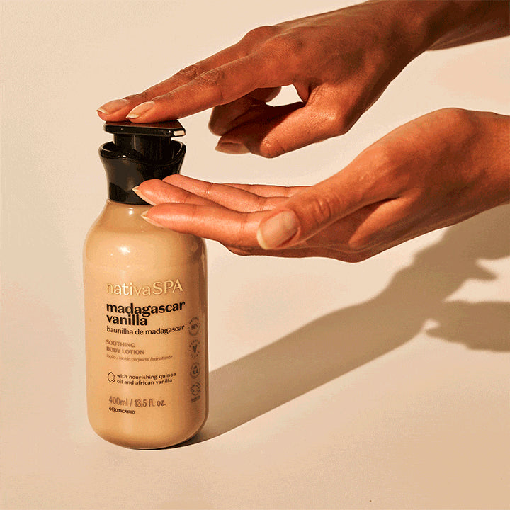 Nativa SPA Loção Hidratante Baunilha de Madagascar 400ml Frasco de loção Nativa SPA Madagascar Vanilla com tampa doseadora e mãos a usar