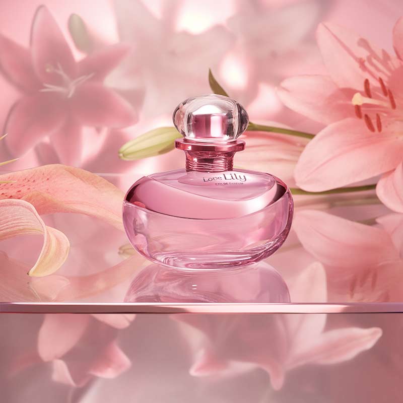 Love Lily Eau de Parfum 75ml Frasco de perfume rosa rodeado por flores de lírio cor-de-rosa