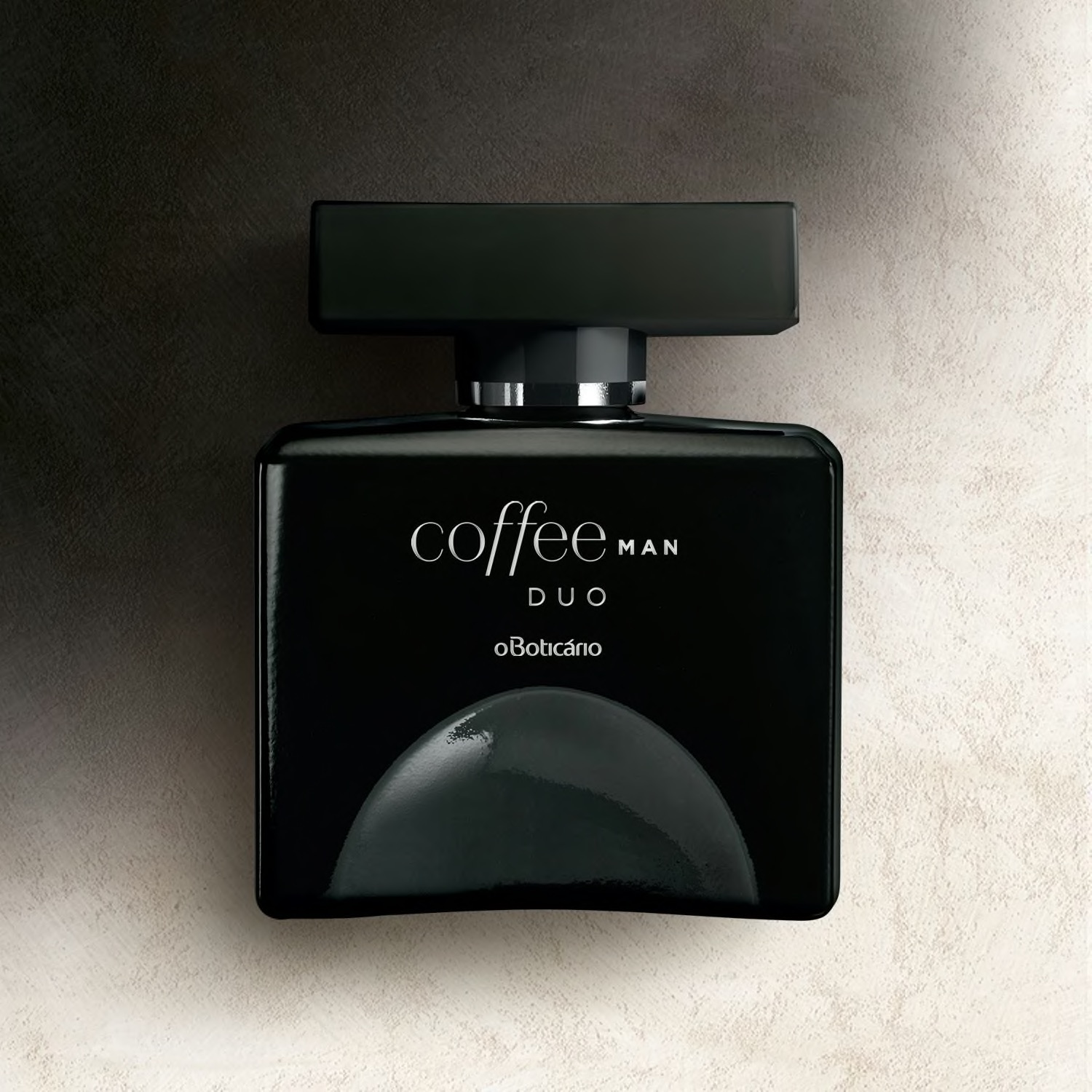 Coffee Man Duo Eau de Toilette 100ml Frasco de perfume preto Coffee Man Duo da oBoticário sobre superfície clara