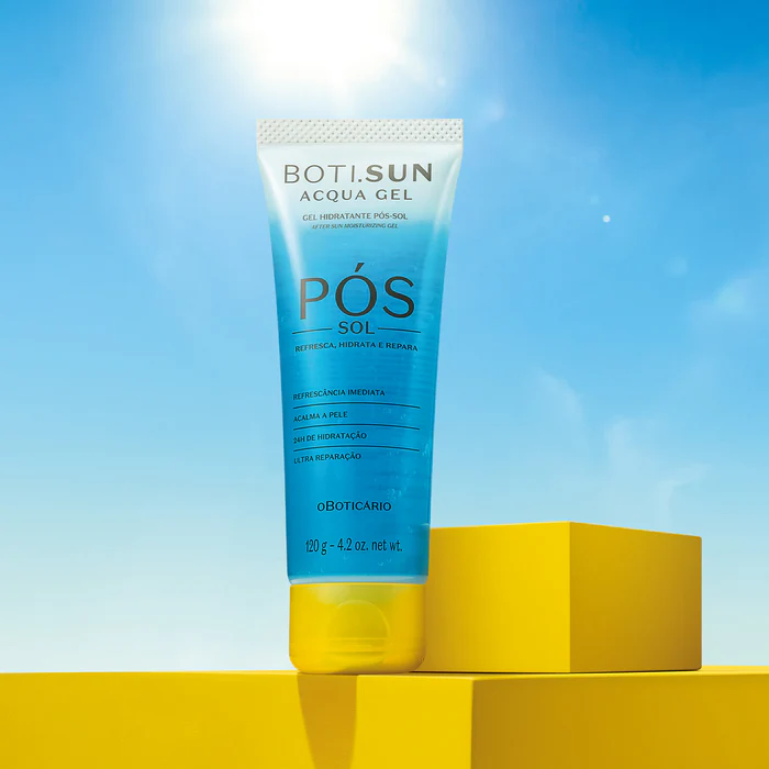 Boti.Sun Acqua Gel Pós-Sol 120g Frasco de gel hidratante pós-sol azul com tampa amarela sobre cubos amarelos.