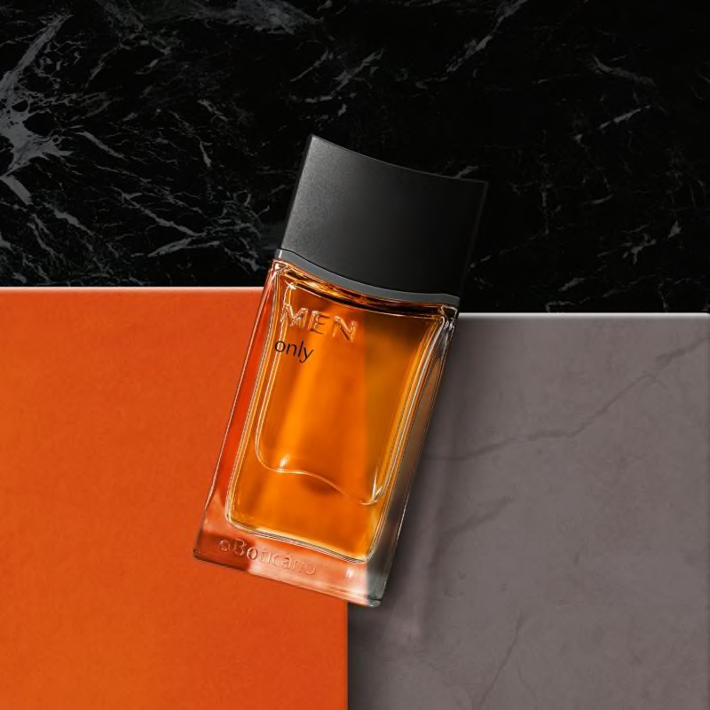 MEN Only Eau de Toilette 100ml Frasco de perfume masculino com líquido âmbar e tampa preta em fundo colorido