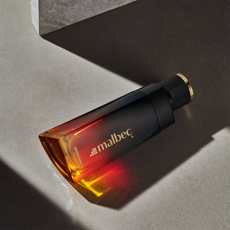Malbec X Eau de Toilette 100ml Frasco de perfume Malbec masculino preto e âmbar sobre superfície cinza