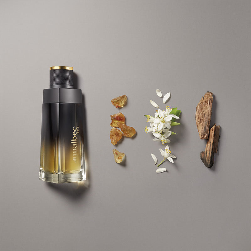 Malbec Gold Eau de Toilette 100ml Frasco de perfume Malbec com elementos naturais ao lado