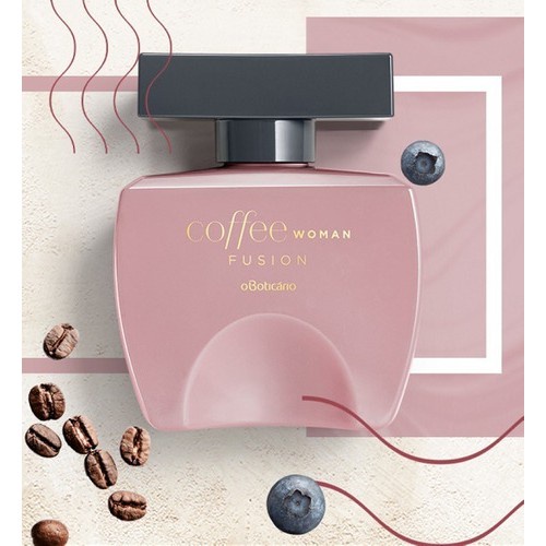 Coffee Woman Fusion Eau de Toilette 100ml Frasco de perfume rosa com tampa preta e grãos de café e mirtilos ao redor