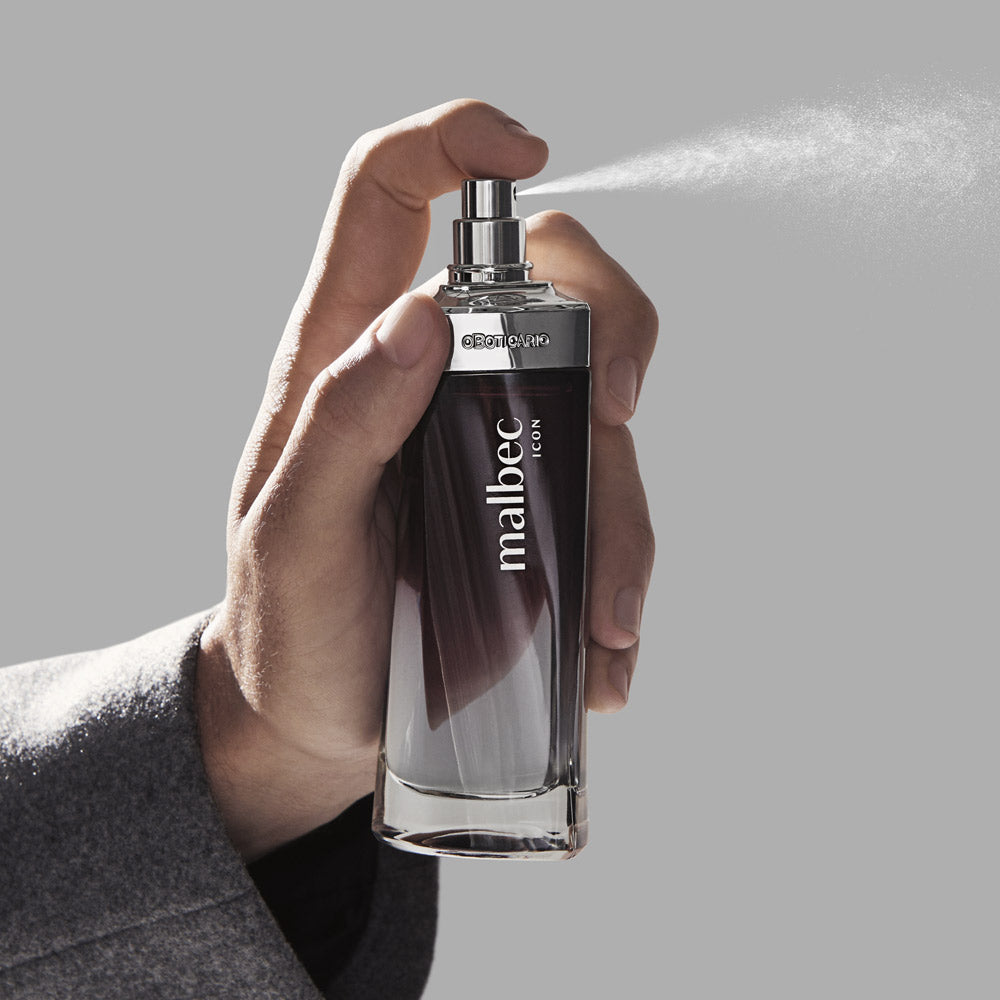 Frasco de perfume Malbec Egeo com spray sendo usado por uma mão