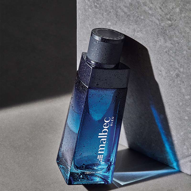 Frasco de perfume Malbec Club azul escuro com gotas de água