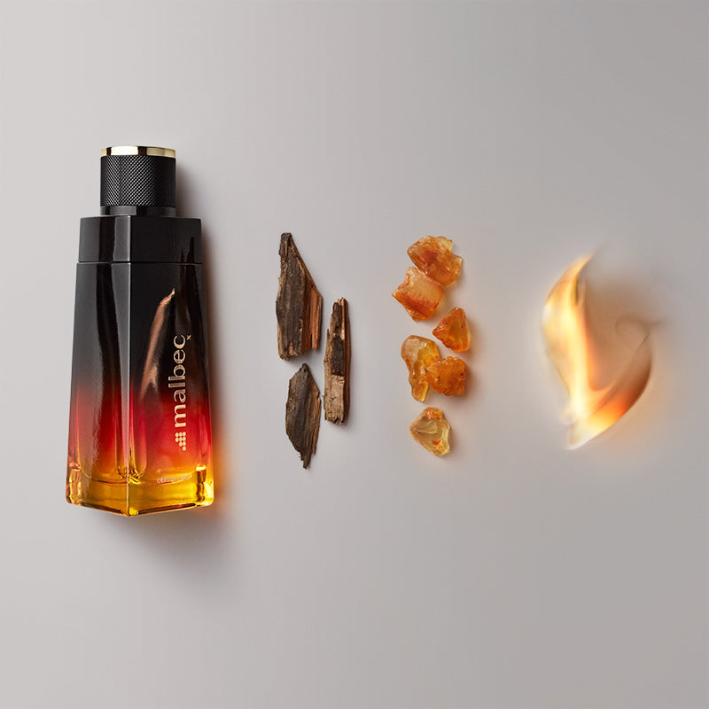 Malbec X Eau de Toilette 100ml Frasco de perfume com texto MALBEC e elementos como madeira, resina e chama ao lado