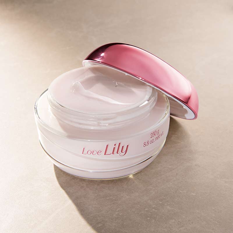 Frasco de creme cosmético aberto com tampa rosa e rótulo Love Lily
