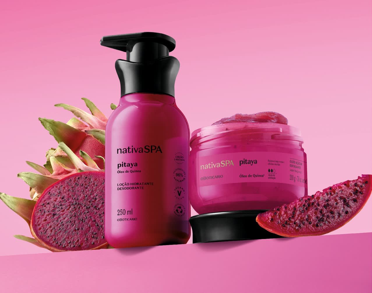 Frascos do produto nativaSPA pitaya com frutos de pitaya cortados em fundo rosa