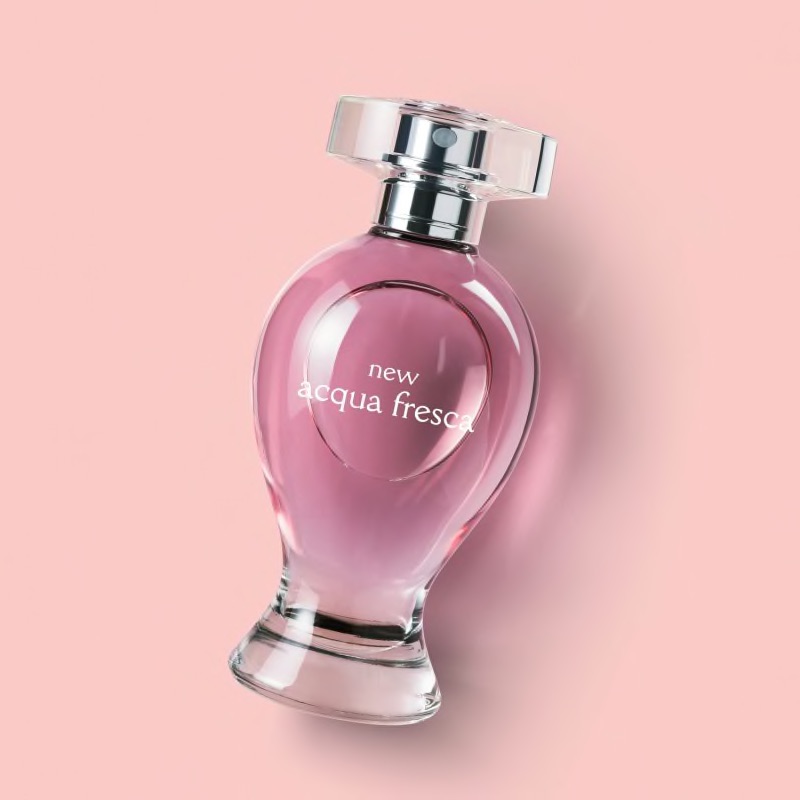 New Acqua Fresca Eau de Toilette 100ml Frasco de perfume rosa com tampa prateada sobre fundo rosa claro