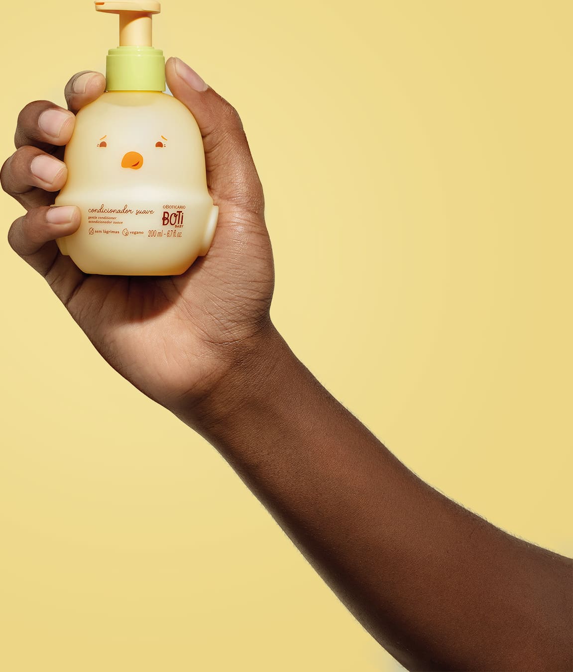 Boti Baby Condicionador Suave 200ml Frasco de saboneteira espuma amarelo com rosto de pato na mão